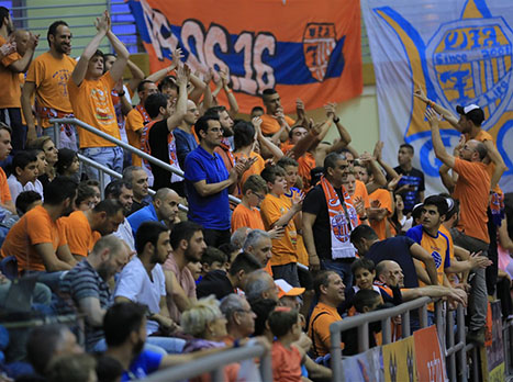 הקהל הכתום ראה חגיגה (מנהלת)