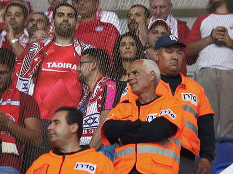 אלונה עקבה במתח מהיציעים (אלן שיבר)