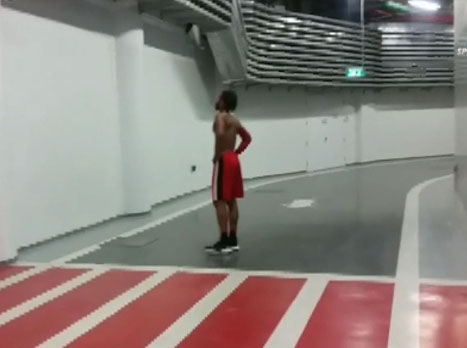 בנקס בדרך לחדר ההלבשה. הצרות בהפועל נמשכות