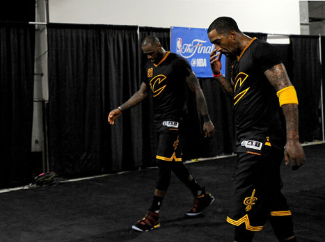 כבר לא האלופים. לברון ג'יימס וג'יי.אר סמית (getty)