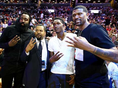 יותר מ-15 אלף צופים הגיעו. הארדן לצד אייס קיוב, לו וויליאמס וג'יילן רוז (Getty)