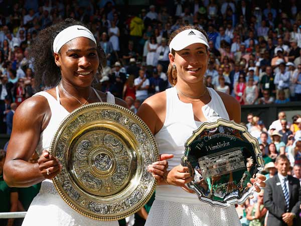 צדקה. סרינה לצד מוגורוסה אחרי הגמר ב-2015 (Getty)