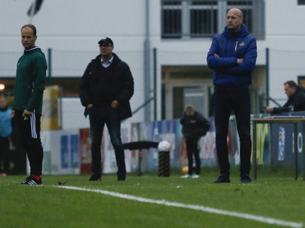 אבל ג'ורדי קרויף פוגע בארון שוינפלד (האתר הרשמי של מכבי ת"א)