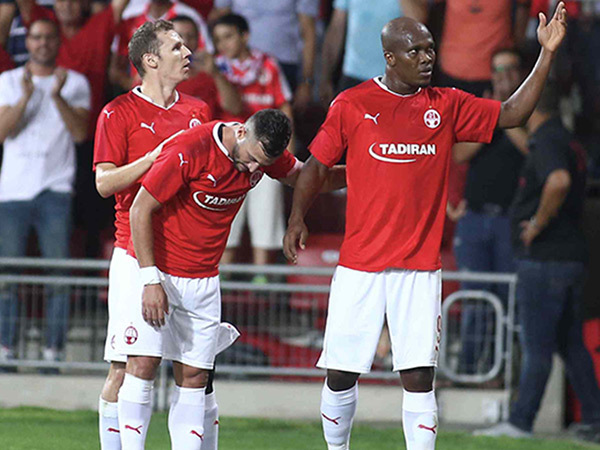 וואקמה חוגג עם החברים. מקבל שבחים מבכר (אלן שיבר)