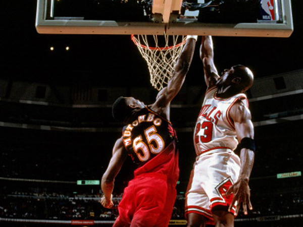 ההטבעה המפורסמת של ג'ורדן על מוטומבו (getty)