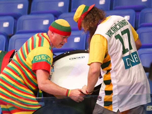 בתופים, במחולות (דני מרון)