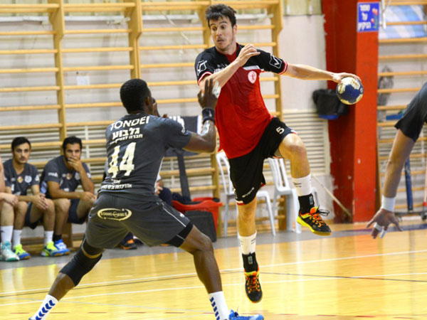 אבישי סמולר מתעופף בדרך לדרבי (באדיבות גבי אלאלוף, הפועל ראשל"צ)