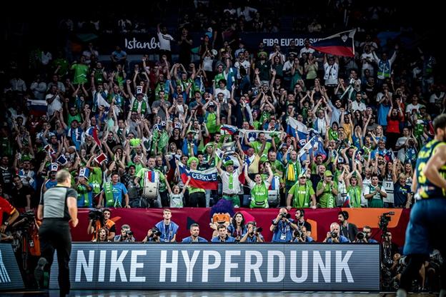 הקהל הסלובני נהנה הערב מכל שנייה(FIBA)