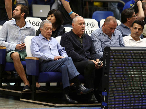 רחוק מהספסל. מזרחי (אלן שיבר)