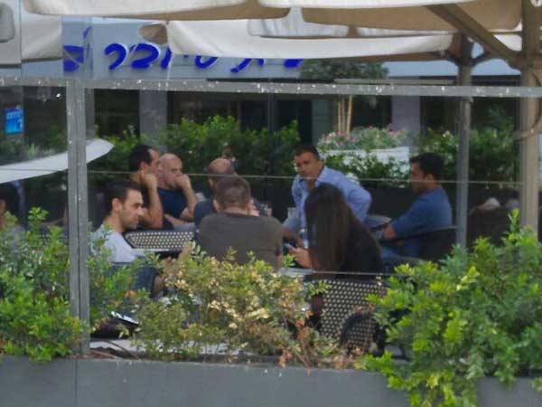 רפואה במהלך הפגישה עם ראשי הפועל ת"א. המאמן הנכון?