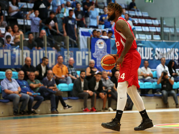 הגו טו גאי מתחת לסלים. האוול (מנהלת הליגה)