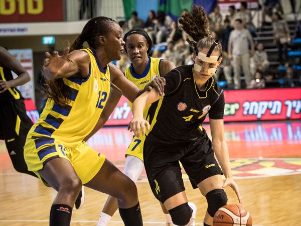 שפיר. הסתדה עם המסיכה (עודד קרני, מנהלת ליגת העל לנשים בכדורסל)