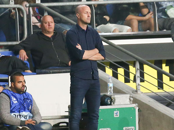 לא מוכן לשמוע על עזיבת השוער. קרויף (צילום: אלן שיבר)