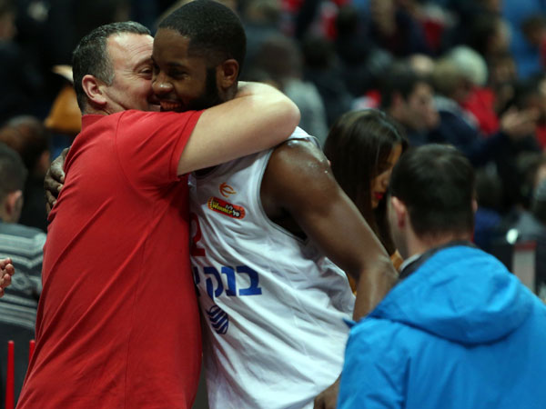 כמה שהקהל אוהב אותו. דייסון (מנהלת הליגה)