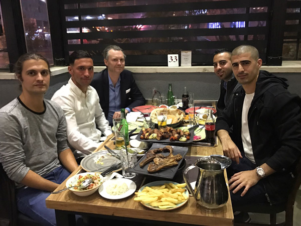 בויסן וסוכניו בארוחת ערב. ישלים את המעבר היום