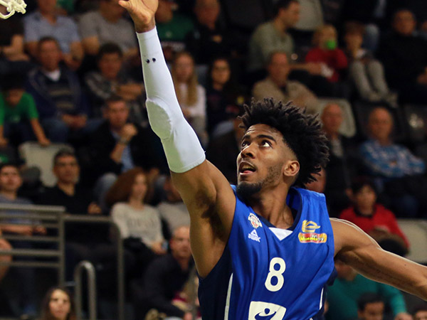 מתוסכל. דוסון (מנהלת הליגה)