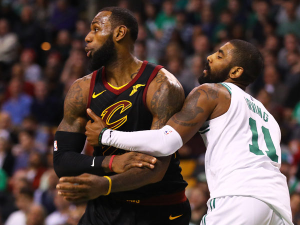 "קיירי לא רצה לחיות בצילו של לברון" (GETTY)