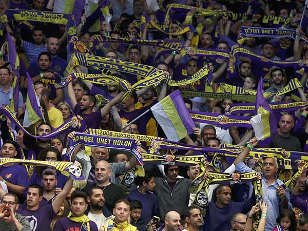 לא הצליחו לעצור את הדמעות. אוהדי חולון (אלן שיבר)