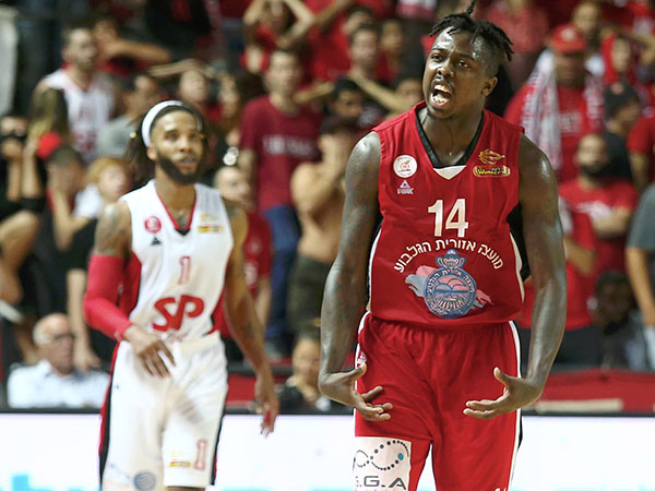 כך זה נראה בסיבוב הקודם. בראון חוגג על הפועל ת"א (אלן שיבר)