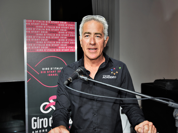 אדמס מתרגש (רועי קאפח PANDA-CREATIVE)