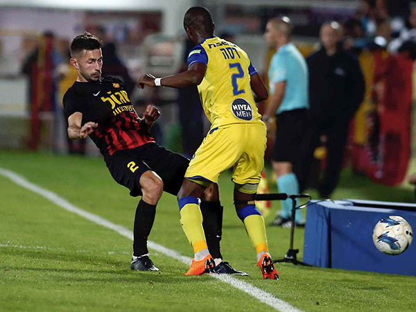 נתקעה בחומה. מכבי ת"א (אלן שיבר)