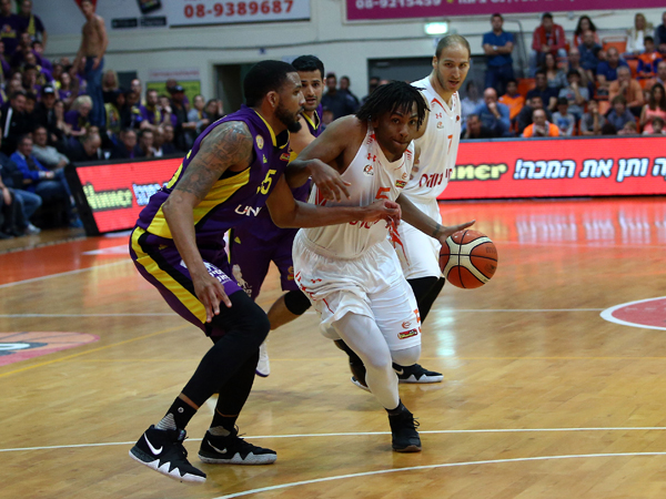 ווייאט. לא שמר אמונים האקסית (מנהלת)