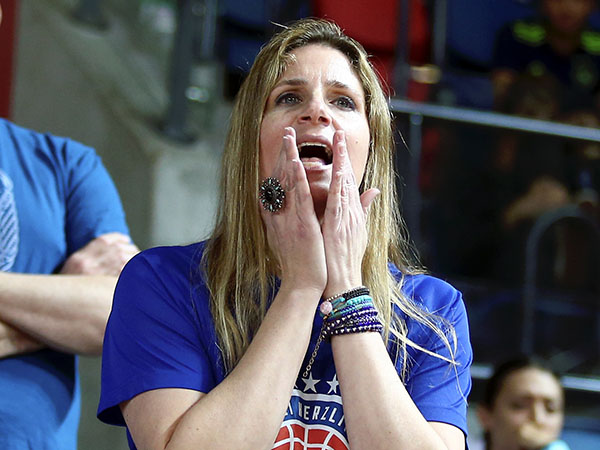 אוהדת הרצליה מודאגת (אלן שיבר)