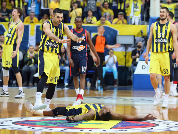 פנר מכייפת כל הדרך לפיינל פור (GETTY)