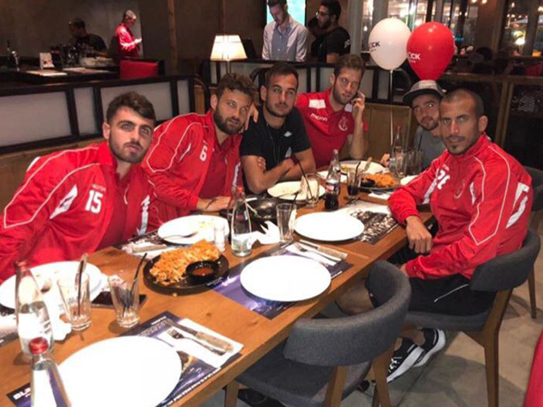 ובינתיים, שחקני הפועל ת"א חגגו את העליה במסעדת "BLACK"