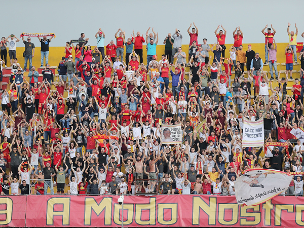 אוהדי בנבנטו באצטדיון (etty)