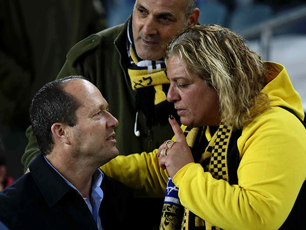 ברקת עם האוהדים. עוזר מאחורי הקלעים (אלן שיבר)