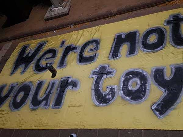 השלטים נגד אלי טביב