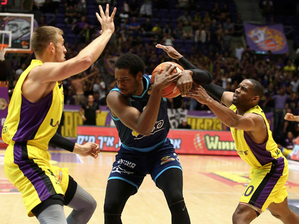 פתיחה צמודה בחולון (אלן שיבר)