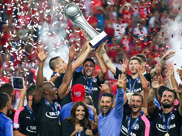 שחקני ב"ש מניפים את הגביע. נותר רק השם (אלן שיבר)