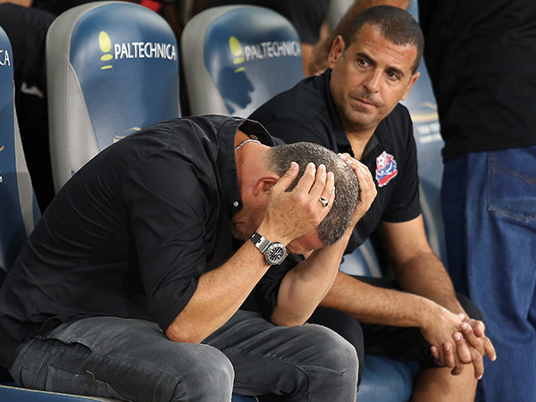 קלינגר. ספג מכה עם הפציעה של בוזגלו (אלן שיבר)