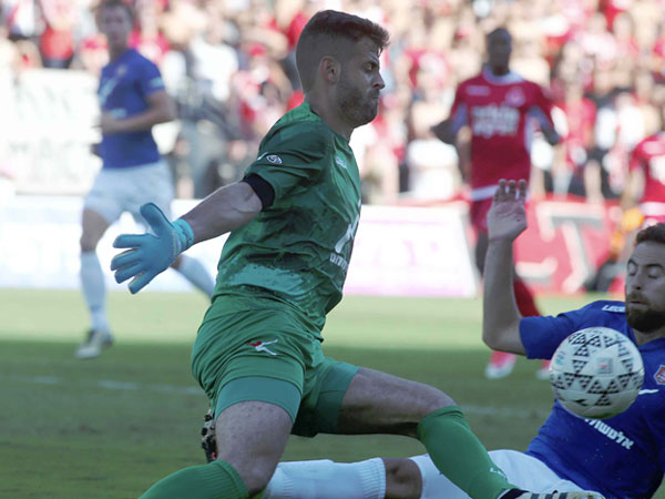 ממשיך בין הקורות של קטמון. ברק לוי (אלן שיבר)