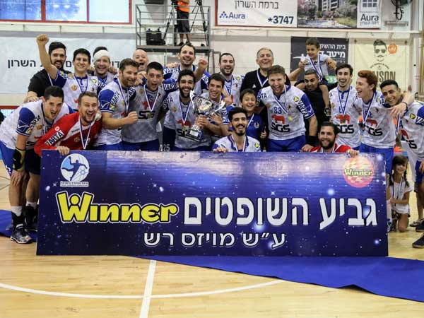 שחקני רמה"ש חוגגים עם הגביע של טורניר קדם העונה (הדר ואן קולא, איגוד הכדוריד)