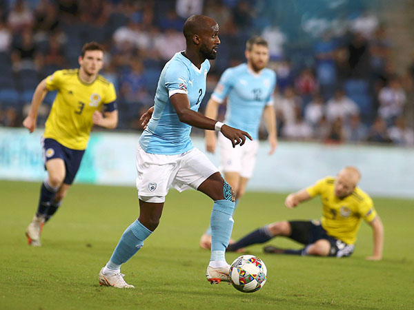 "דסה עשה בית ספר לרוברטסון" (אלן שיבר)