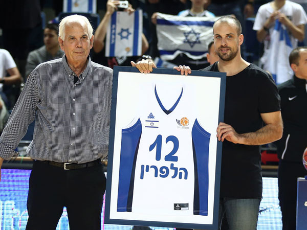 הלפרין זוכה לתשורה לפני המשחק (אלן שיבר)