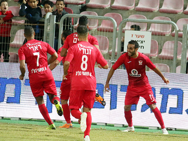 יחגגו גם על מכבי חיפה? שחקני סכנין (צילום: יוסי שקל)