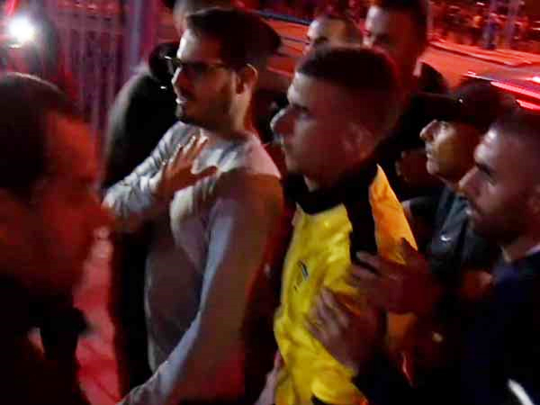 חוגג עם ורד בעין הסערה מול האוהדים