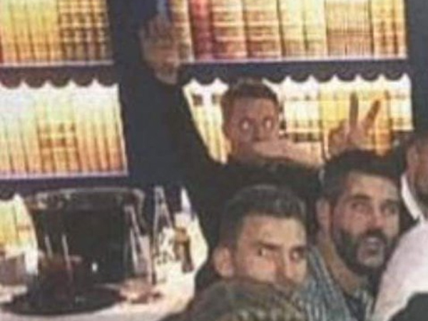 הנסי ותנועת היד (טוויטר)