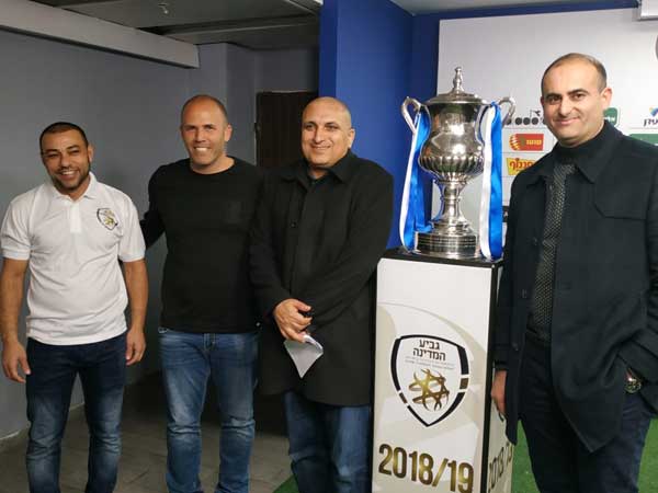 אנשי כפר קאסם עם הגביע