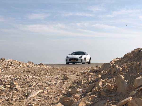 גם מרחוק היא נראת נפלא