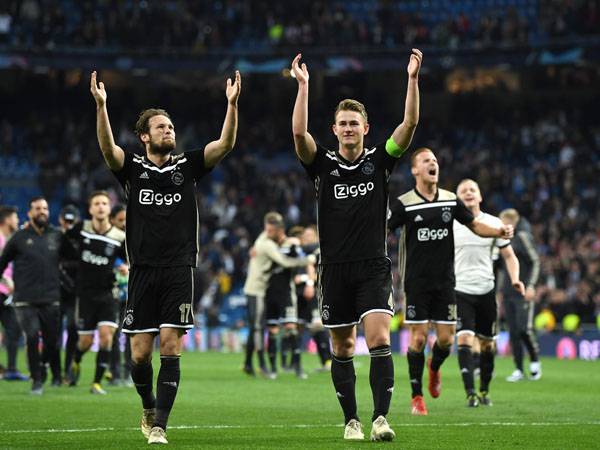 ברצלונה מעוניינת בו. דה ליכט בברנבאו (Photo by David Ramos/Getty Images)