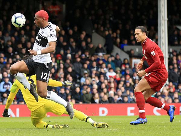 "שמח שהצלחנו לנצח בכל זאת". ואן דייק ובאבל בעת שער השוויון (Photo by Marc Atkins/Getty Images)