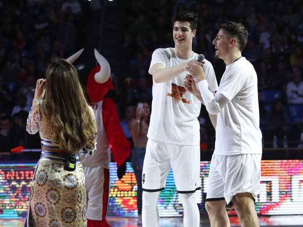 לקחו את העניינים והמיקרופון לידיים (עודד קרני)