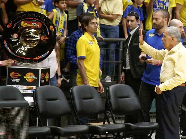 שמעון מזרחי מתקרב לצלחת (צילום: אלן שיבר)