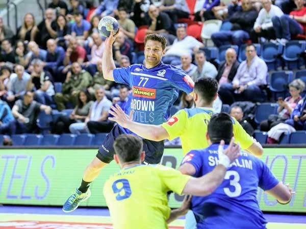 פומרנץ, יקבל תשורה בטקס לפני המשחק (הדר ואן קולא, איגוד הכדוריד)