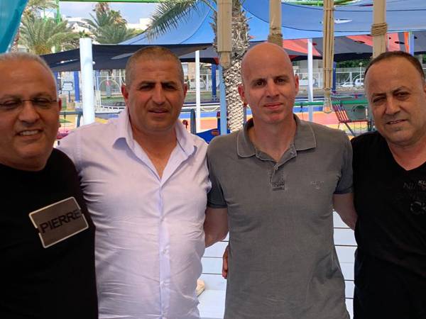 פרנקו יכול להיות רגוע. (מימין לשמאל: ניסים אלפסי, פרנקו, ראש העיר מרלי ויוסי אביטן)